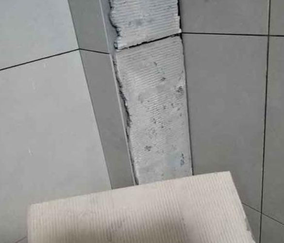 德州市瓷砖空鼓维修公司分享下厨房瓷砖脱落的补救措施。